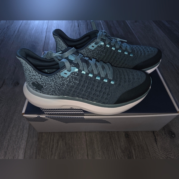 New In Box Men's Rabbit Dream Chaser Running Shoes Blue Color-Way Sz 10